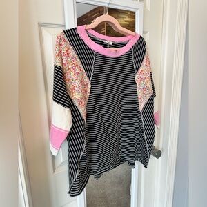 EUC🩷Easel Patchwork Floral Print Top Small Black